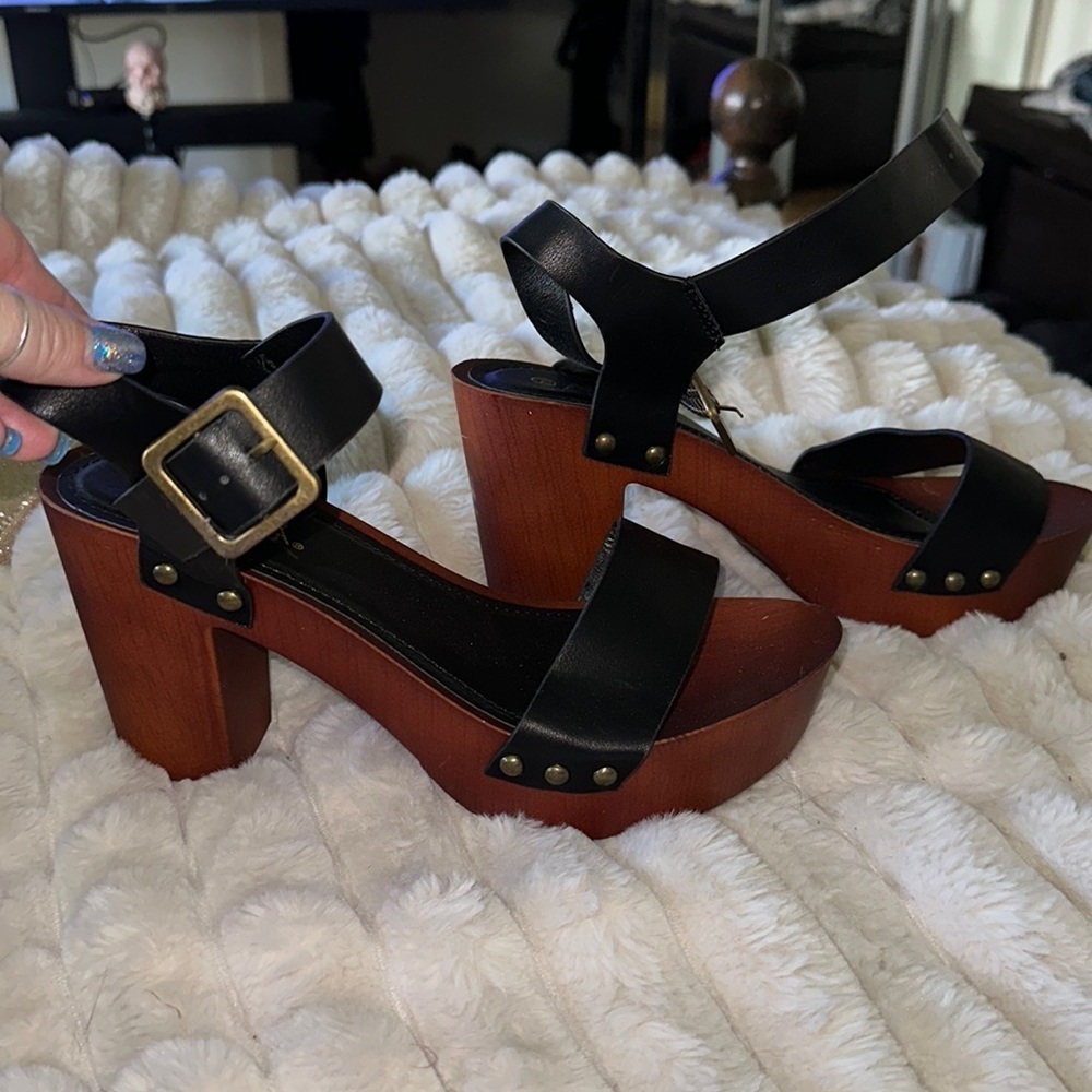 Size 7.5 wood platforms